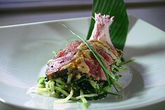 טאטאקי של טונה צרובה במעטפת תבלינים על מצע סלט אצות ים ומלפפונים