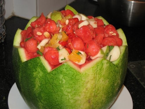 סלט פרות בתוך אבטיח