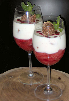 קרם גבינה נפוליטני עם מרק תותים ופררו רושה