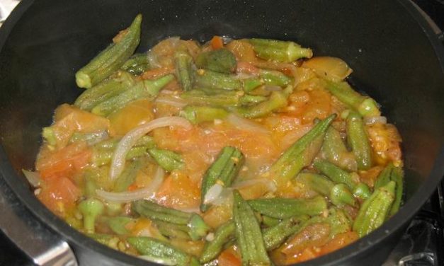 במיה פיקנטית בעגבניות