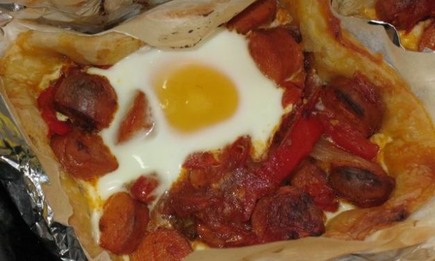 קעריות מלאווח עם נקניקיות וביצה