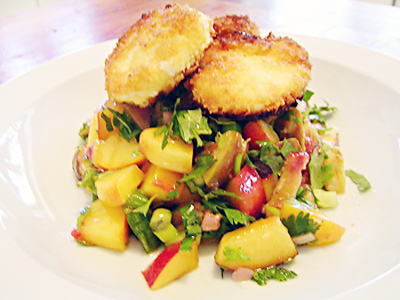 סלט קייצי עם גבינת עיזים מטוגנת