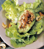 חצאי אבוקדו במילוי עוף ופסטרמה