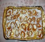 דפי "לדר" (משמש מיובש) ממולאים בגבינה ואגוזים