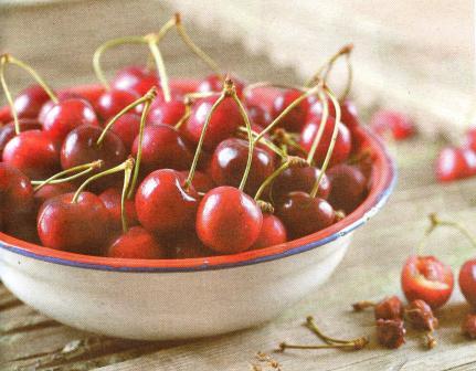 דובדבנים משומרים בסירופ וניל-רום