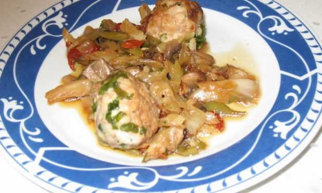 קציצות מבושלות על מצע כרוב