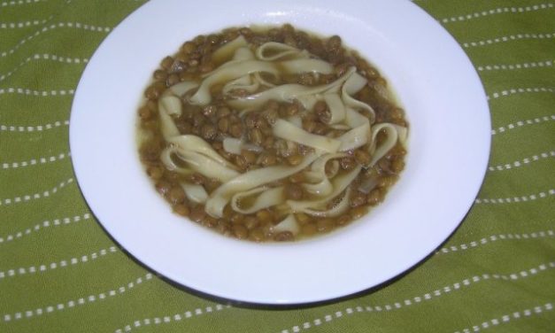 מרק עדשים חורפי עם אטריות