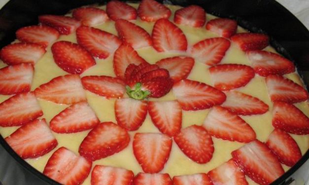 עוגת ספוג עם קרם ריבת חלב וציפוי שוקולד לבן עם תותים