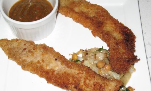 נתחי קאט-פיש מטוגנות על מצע כרוב מטוגן בליווי רוטב עגבניות פיקנטי