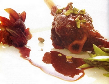 אוסובוקו טלה בסילאן תמרים ופיסטוקים