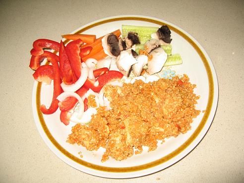 תבשיל קינואה עם חתיכות חזה עוף