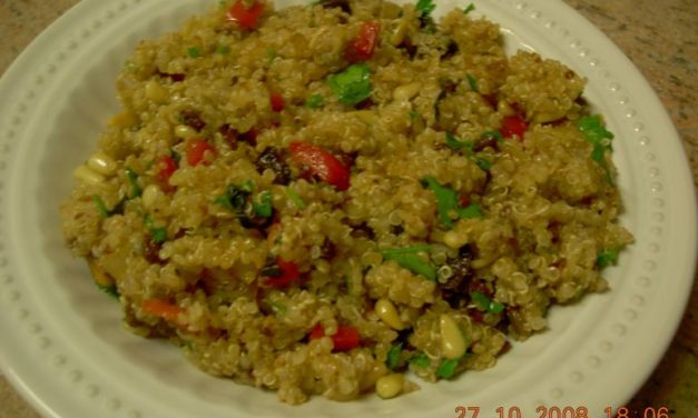 קינואה עם עגבניות מיובשות וצנוברים