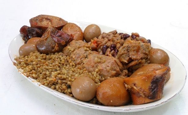 חמין עם קוביות אווז מעושן