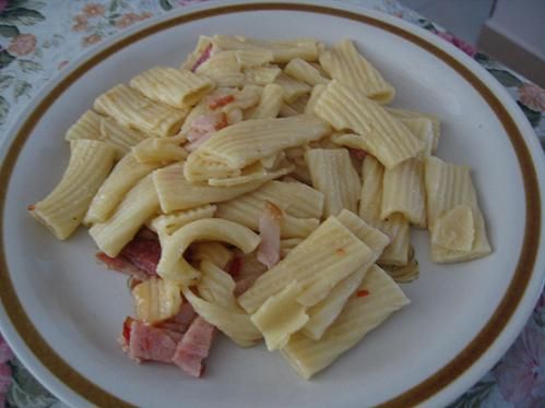 איטריות ברוטב מתוק חריף ובייקון