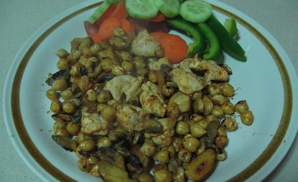 תבשיל חזה עוף עם חומוס ופיטריות