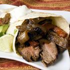 טורטיה עם אצבעות סטייק מושחמות, אבוקדו וצ