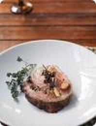 שוק טלה ממולא בצוריסוס בשר טלה וצנוברים