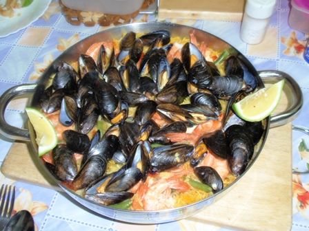 פאייה עם דגים ופירות ים