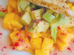 סלט עוף מנגו ואבוקדו בנוסח בומבי