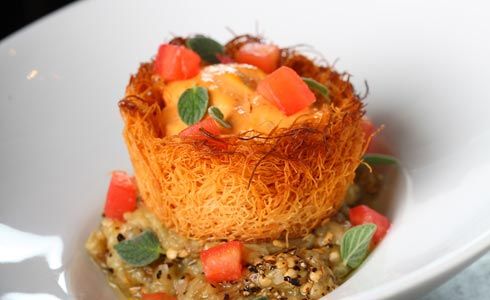 סלסלת איטריות (קן נשרים)במילוי ירקות ורצועות עוף בנוסח תאילנדי