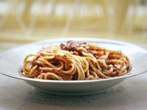 פסטה פרפדלי על נתחי סלמון מעושן