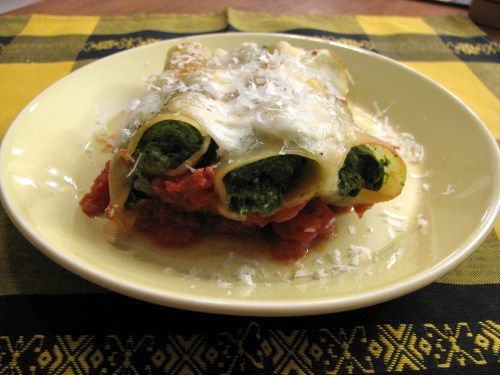 קנלוני במילוי תרד וריקוטה עם רוטב עגבניות
