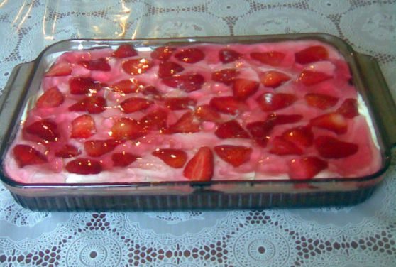 עוגת גבינה עם קצפת ותותים