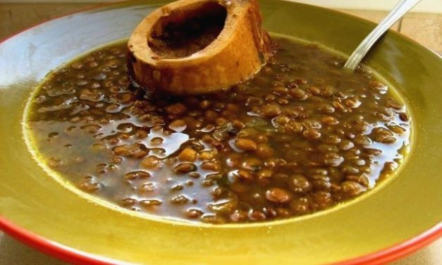 מרק עדשים שחורות וירוקות עם עצמות מח של סברו