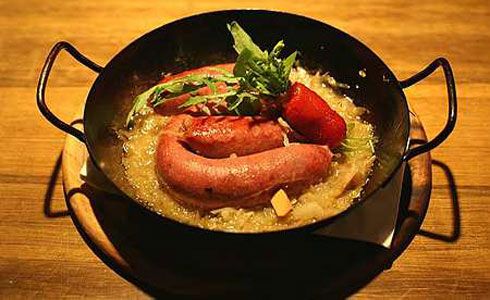 נקניקיות בעטיפת בצק עם כרוב חמוץ ותפוחים