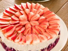 עוגת גבינה עם תותים ללא אפיה