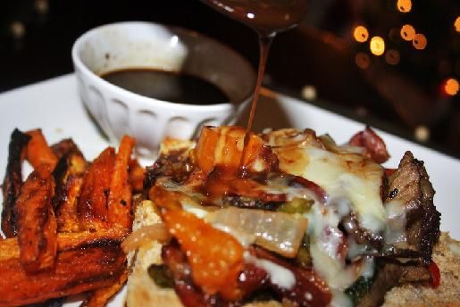 כריך הבשר של המדינה סנדוויץ רצועות בשר בבצל ופיטריות ברוטב גבינה