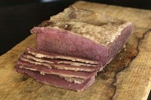 פסטרמה בקר כבושה ואפויה קורנד ביף