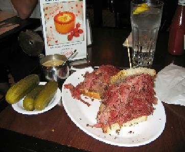 כריך הפסטרמי (מעדנית כץ ניו יורק) המפורסם בעולם עשה זאת בעצמך