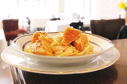 סלמון או ביבי שרימפס בפסטה ברוטב שמנת ופסטו