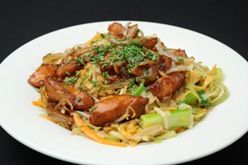 פילה סלמון בגריל מוגש עם אטריות סומן ברוטב לימון נוסח גירף נודלס בר