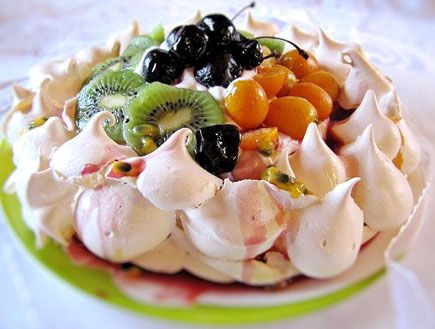 פבלובה בקרם שנטילי ופירות