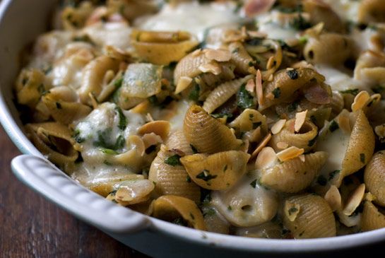 פסטה תרד מוצרלה שבבי שקדים אפויה