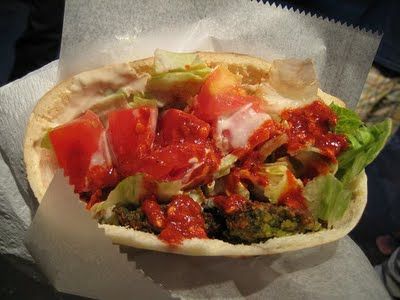 פיתה/סנדוויץ במילוי טחינה ציפס מצופה ורוטב עגבניות חריף