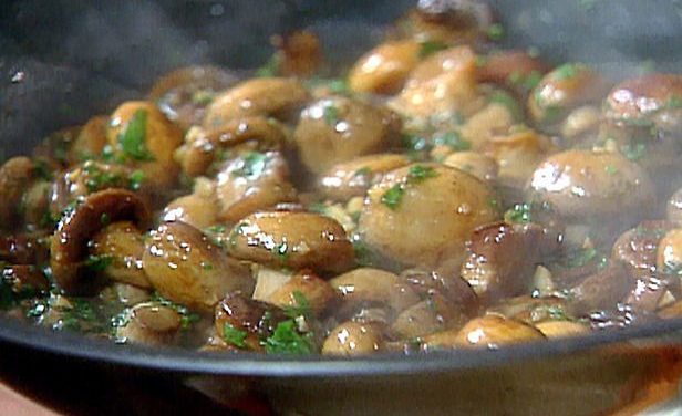 פטריות שמפיניון ברוטב שום פטרוזיליה ויין לבן