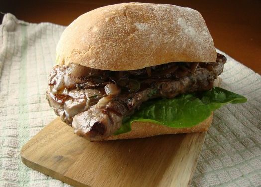 סנדוויץ/כריך רוסטביף בפוקאצה והכל מעשיה ידי בית