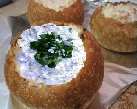 ככר לחם עגולה כהה במילוי צאזיקי או/ מרק חם או קר אחר