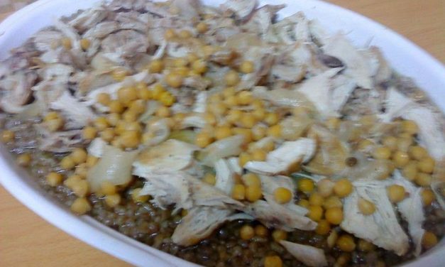 פתיתים (או חיטה תפוחה) שחומים עם כרעי עוף