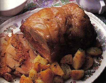 שוק/כתף כבש/טלה ממולא בחלקי פנים בסיר בישול איטי