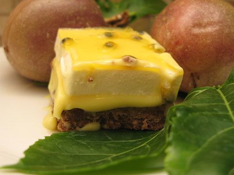 קרם פסיפלורה עם מוס שוקולד לבן על ביסקוויט נוגט