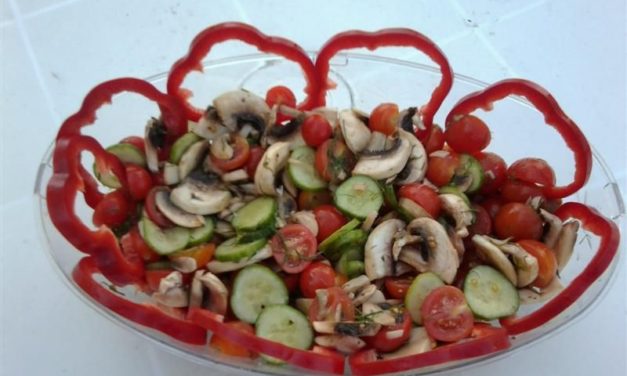 סלט עגבניות שרי, מלפפונים ופטריות