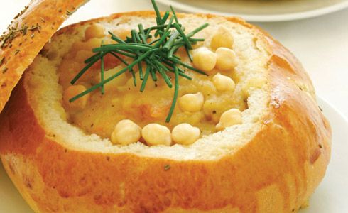 מרק חומוס , כרישה ותפוח אדמה בקערת לחם של מסעדת כרמים