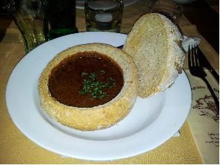 מרק גולש צועני מהונגריה עם בשר בקערית לחם מלא בתוכן