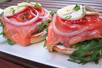 בייגלה ביתי בגבינת שמנת ונתחי סלמון מעושן