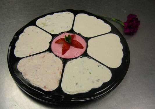 צלחת מעופפת – מטבלי גבינה לבנה בחמישה טעמים