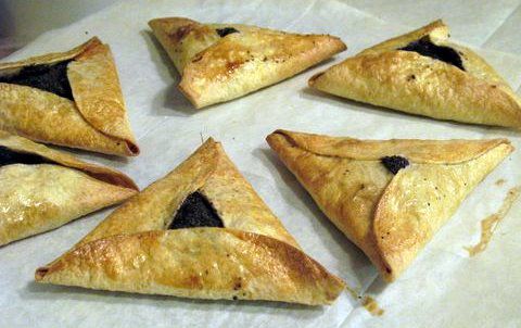 אוזני המן במילוי עוף עשויות מטורטיה